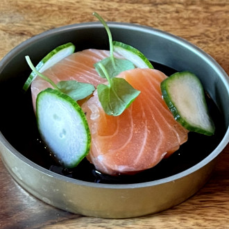 Medailonek z lososa, salátová okurka a Teriyaki omáčka