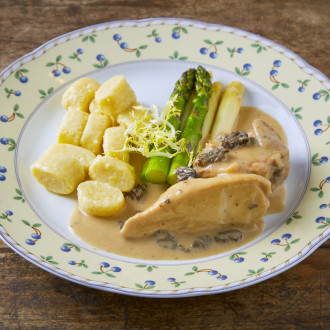 Dušené kuře ve smetanové omáčce se smrži, mladé brambory a chřest